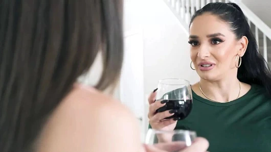 Anne takası - seksi milf sürtük en iyi arkadaşını ve azgın çocuğunu üvey oğlunun tüm ihtiyaçlarını nasıl karşıladığını gösteriyor