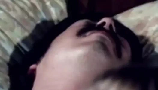 Emmeyi ve sikişmeyi seviyor!