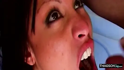 Azgın orta yaşlı seksi kadın damlayan ıslak amını parmaklıyor ve patlamalı orgazm oluyor