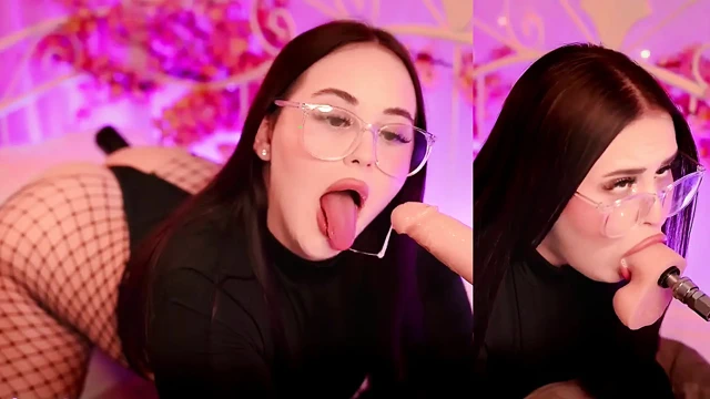 Üniversiteli kız inanılmaz derin ıslak sakso çekiyor