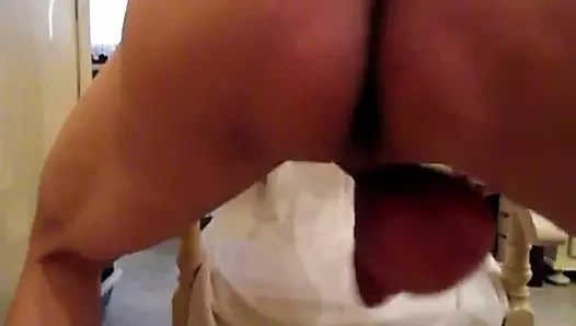 Mistres yumruklamadan önce topuma salin enjekte etti