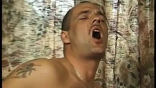 Sarışın nine yumruklanıyor ve yarak emiyor