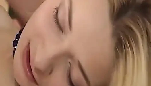 Sarışın Alman genç kız ilk dublajlı sikişinin tadını çıkarıyor