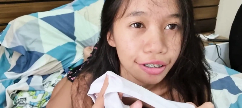 Hizmetçi üvey kızımın külotunu kokluyor