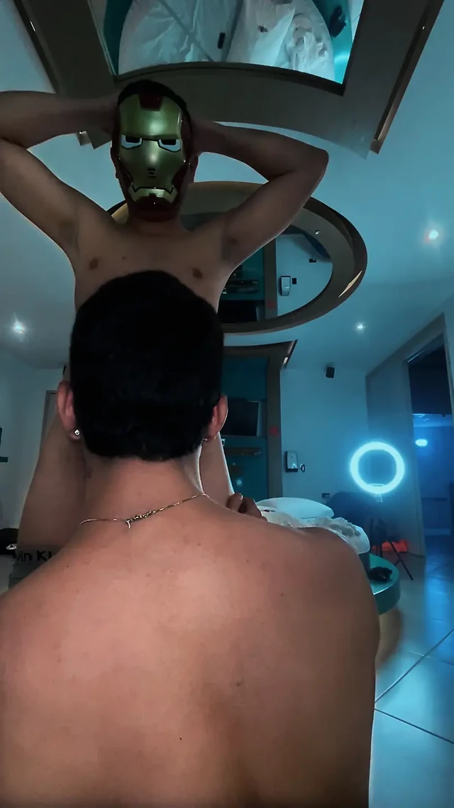 ANONYMUS VE IRONMAN ATEŞLENİYOR VE BİRBİRLERİNİN SİKLERİNİ EMİYORLAR