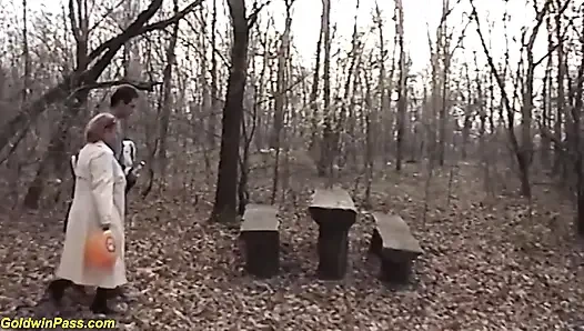 İri göğüslü tombul kızıl saçlı olgun genç oyuncağıyla açık havada seks yapıyor