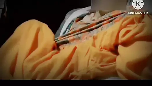 Amcığın içine küçük bir parmak gibi bir parmak sokuyorum, amcık acıtıyor, iki parmak gidemiyor, seks için huzursuz oluyorum.