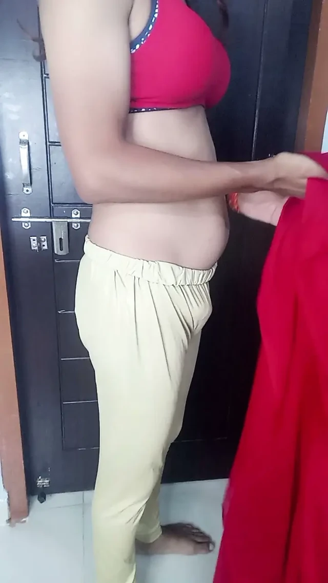 Hint üvey anne kırmızı sari giyerek baştan çıkarıyor