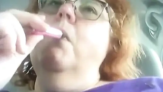 Yaramaz hemşire Vicki Vapes sonra arabasında