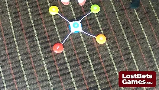 Azgın lezbiyenler striptiz pod stomp oyunu oynuyor