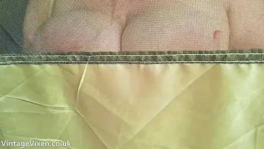 Açık havada çadır büyük anne sağıyor ve büyük memelerini dölle kapatman için seni baştan çıkarıyor