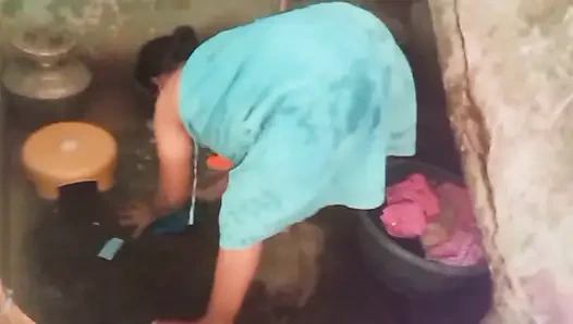 Tamil teyze köyde banyo yapıyor porno videosu