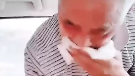 Çinli yaşlı adam emme