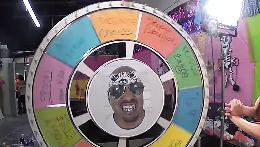 Göt dilleyen latin büyük memeli arkadaşına yardım ediyor