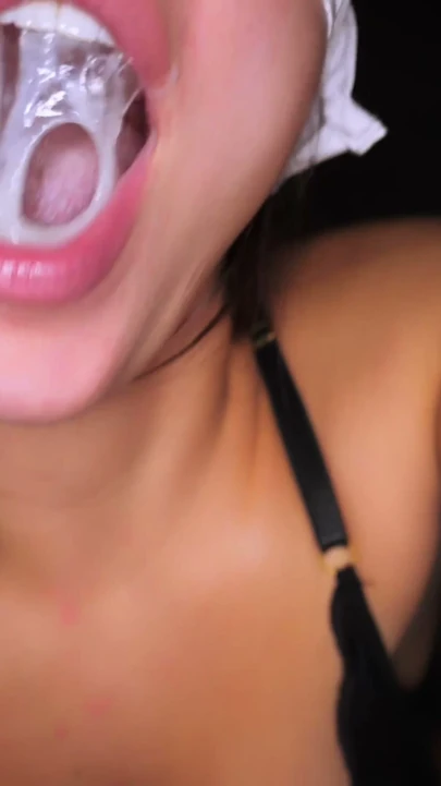 Milf Gives a Sloppy Blowjob and lets me Cum in her Slutty Mouth | Klip 1