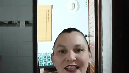 Bekar anne büyük götlü amcığını yapay penisiyle sikiyor