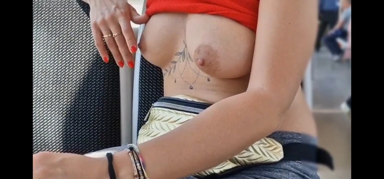 Sokakta ve insanlarla dolu bir trende göğüslerimi teşhir ediyorum