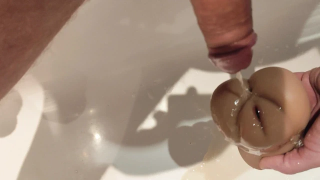 Toypussy'ye sıçrama ve işeme