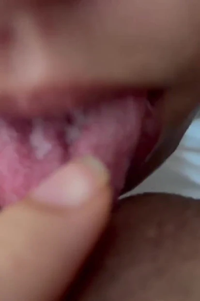 Я занимаюсь любовью с ней с моим языком: в постели с моей подругой, медленно, интимное и вкусное