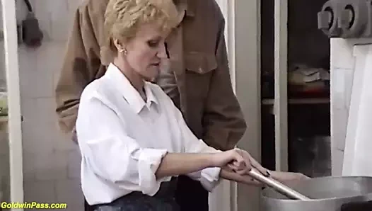 Kıllı nine Monika Sucht Frisches Jungfleisch