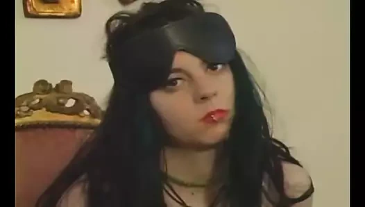 İri göğüslü küstah, yaramaz serseri kız yetkililere karşı asilik yapıyor ve efendi Gregor'a azdırıyor