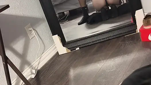 Seksi sarışın sürtük aynada yarak emiyor