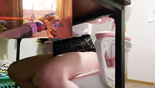 Vibratör üzerinde oturan oyuncu kız oyun dahil