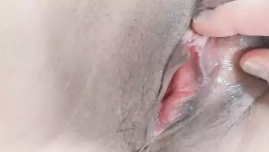 Küçük bir ters inek kızdan sonra tatlı kedi yukarı ve yakın