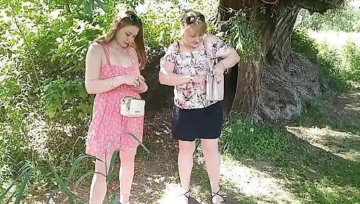 İki kadın kız ve olgun orta yaşlı seksi kadın herkesin içinde yol kenarında işeyen kırmızı külot çıkardı açık havada çiş lezbiyenler öpüşüyor