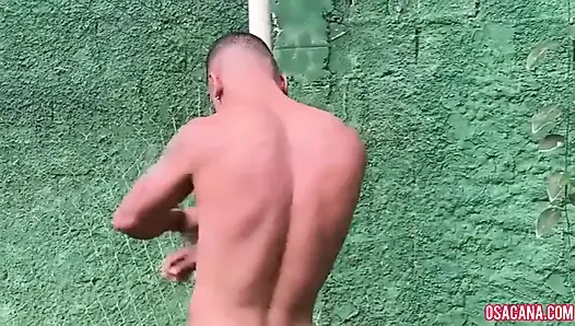 Uzaktan izleyerek doğru anı bekledi