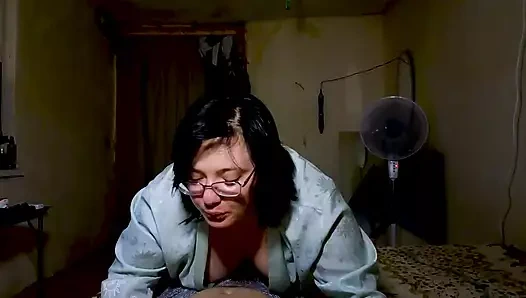 Genç orta yaşlı seksi kadın için amcığını dölle dolduruyor