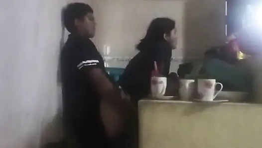 Hizmetçi mutfakta sikiliyor (karım neredeyse bizi buluyor)