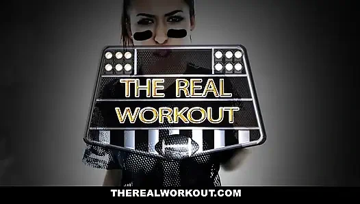 Azgın formda sarışın kaslı bir adamla sikişiyor