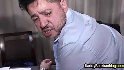 Tombul latin eşcinsel baba ofiste twink tarafından götünü yalıyor ve sikiliyor