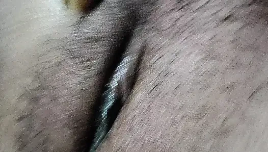 Hintli kadın kocası için kıllı amcığını parmaklıyor