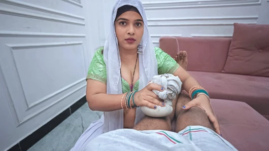 sasurji ne dhoti me lund dikhaya- desi üvey bahu kayınpederi baştan çıkarıyor ve Hintçe ağzına boşalma ile yakın çekim sakso çekti.