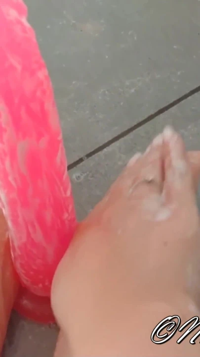 Sabunla duşta dildo ayakla mastürbasyon
