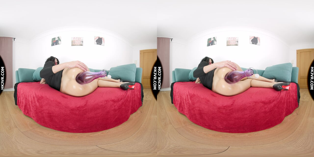 Hotkinkyjo götüne büyük mor şişe alıyor ve anal sarkma