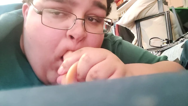 Danchub сосет его дилдо непослушный член