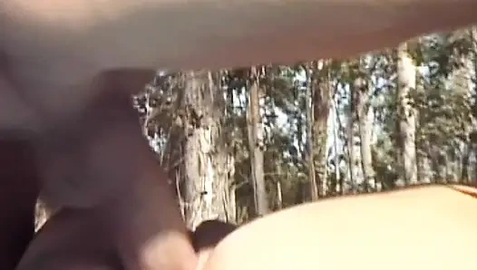 Güzel Fransız genç kız açık havada sikiştikten sonra dölle püskürtülüyor