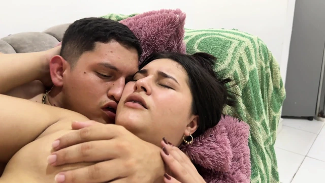 Şişman üvey kız kardeşimi oturma odasında çıplak gördüm ve hayatının en sert sikişini yaptım.