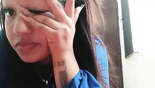 Meksikalı Kolombiya'ya geldi ve şimdi yarak almak ve kira ve yemek ödeyebilmek için sokak köşelerinde duruyor ve bu onun fi'i