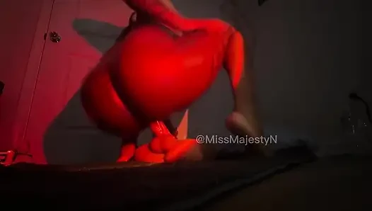 Sıkı amcık zenci dildoya biniyor