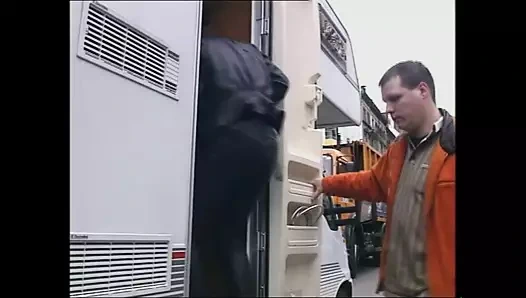 Öküz güzel genç kızlar çamaşır odasında iki büyük yarakla sikiliyor