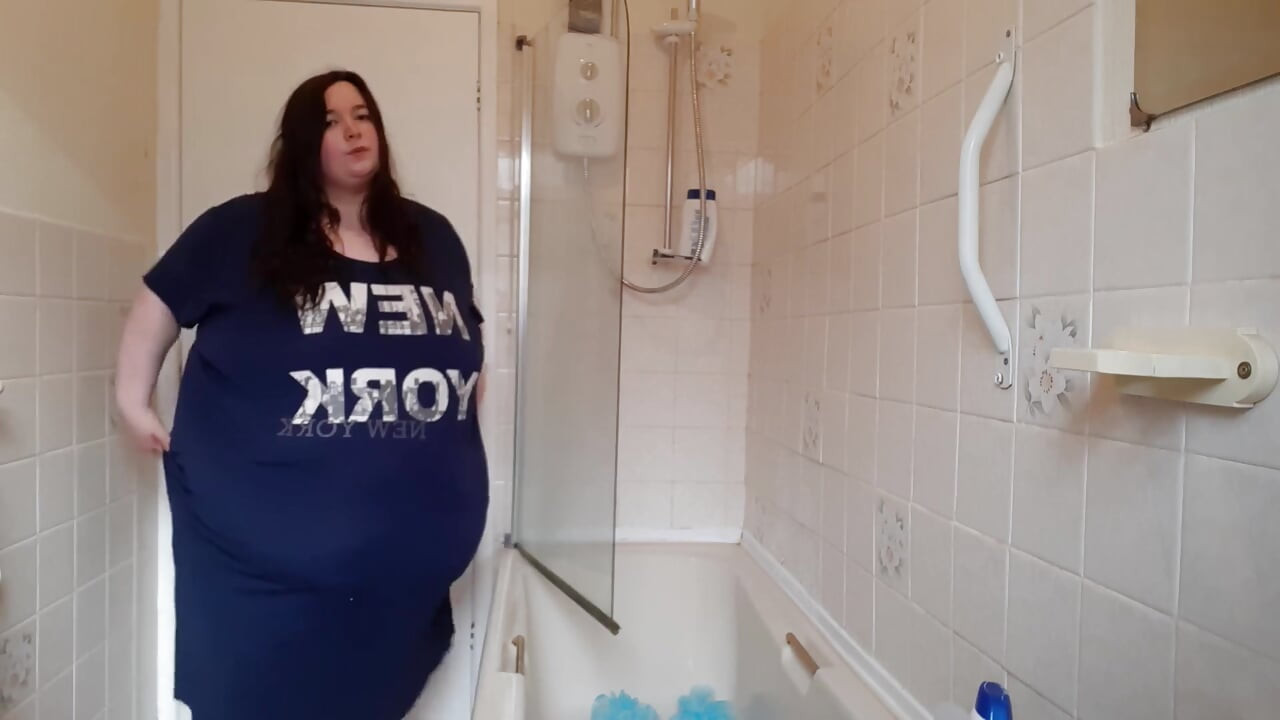 Ssbbw göbek ve vücut sallıyor