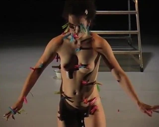 Alice pons, meme uçlarına iğne yerleştirmeyi sever