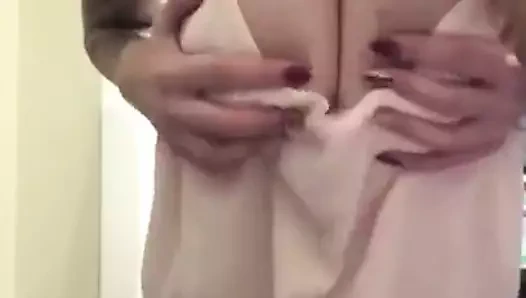 Güzel vücut n mükemmel göğüsleri gösteren dövme kız