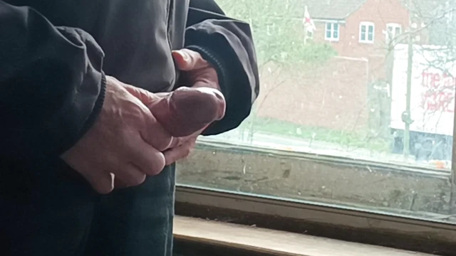 Arkadaşının evinde mastürbasyon yapıyor ve pencereden boşalıyor - rockardglans