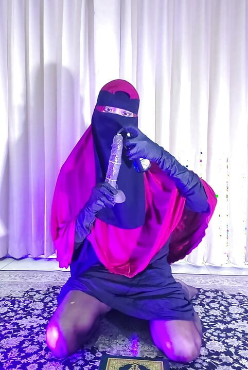 Arap Crossdresser Dildo Sikiyor