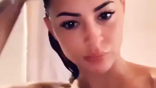 Alix Dmx sous la douche